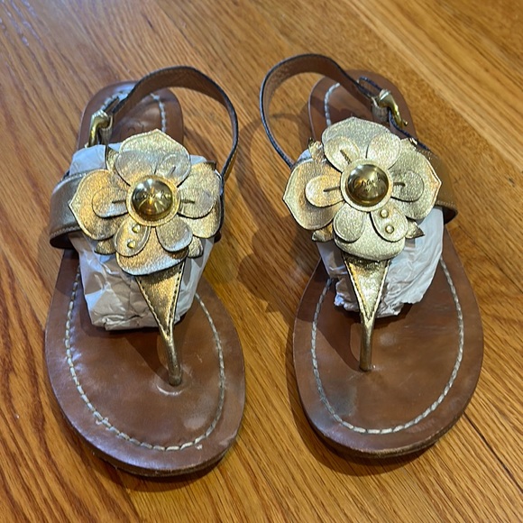 Coach Sari sandals - metallic gold leather with flower detail, size 8 - Picture 1 of 13